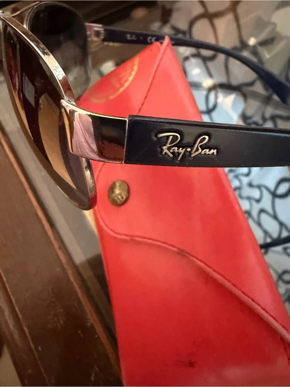 Ray-Ban Aviator Sunglasses with Black Gradient Lenses and Red Case